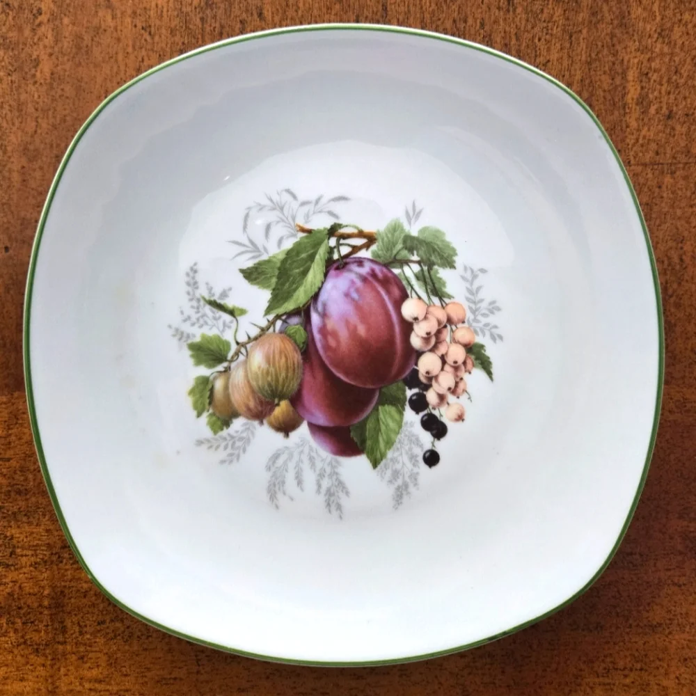 Hutschenreuther Elegant Fruit Design Plates - Set of 2 - Picture 2 of 9